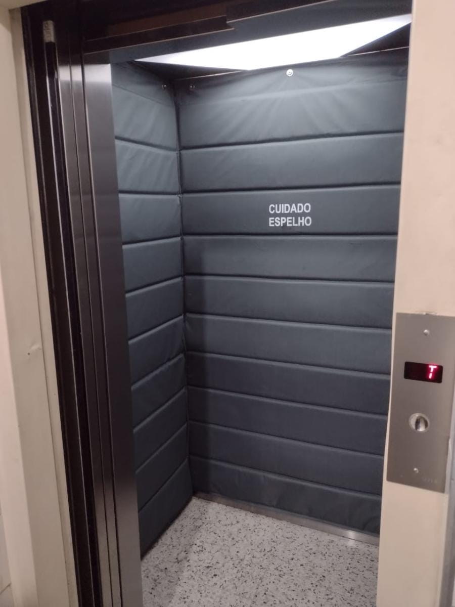 Acolchoado de proteção cinza para cabina de elevador