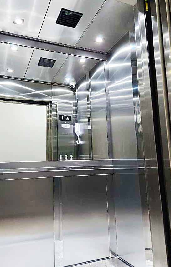 Cabina EDE 01 Absirto revestida em aço inox escovado com subteto em LED, executada pela Embelezart no Rio de Janeiro