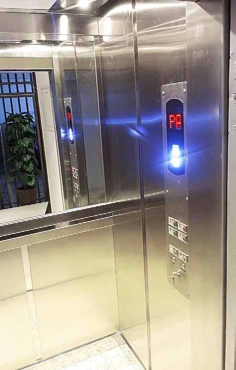 Cabina EDE 02 Phoebe depois da reforma, revestida em aço inox modulado com iluminação LED