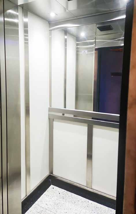 Cabina EDE 04 Turim revestida em fórmica clara com perfis em aço inox escovado