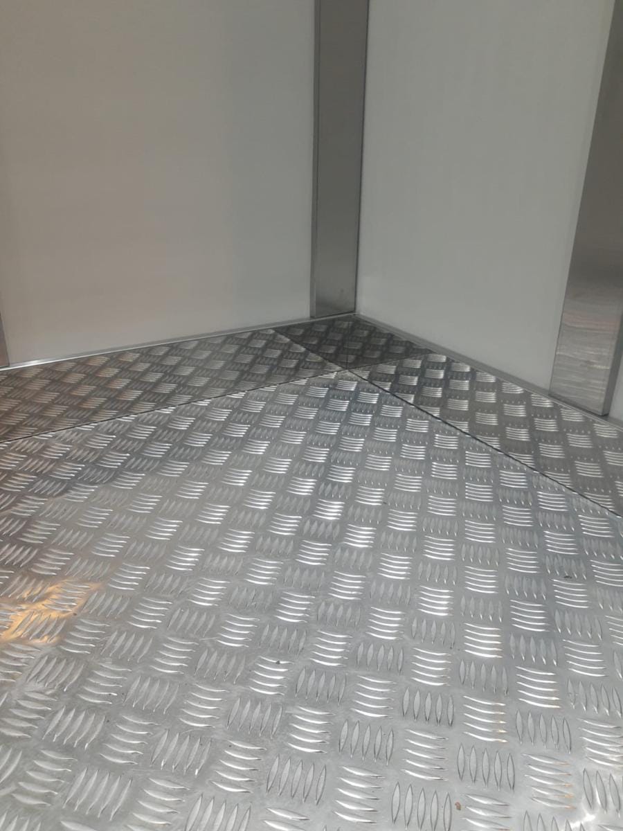 Piso de elevador em padrão xadrez