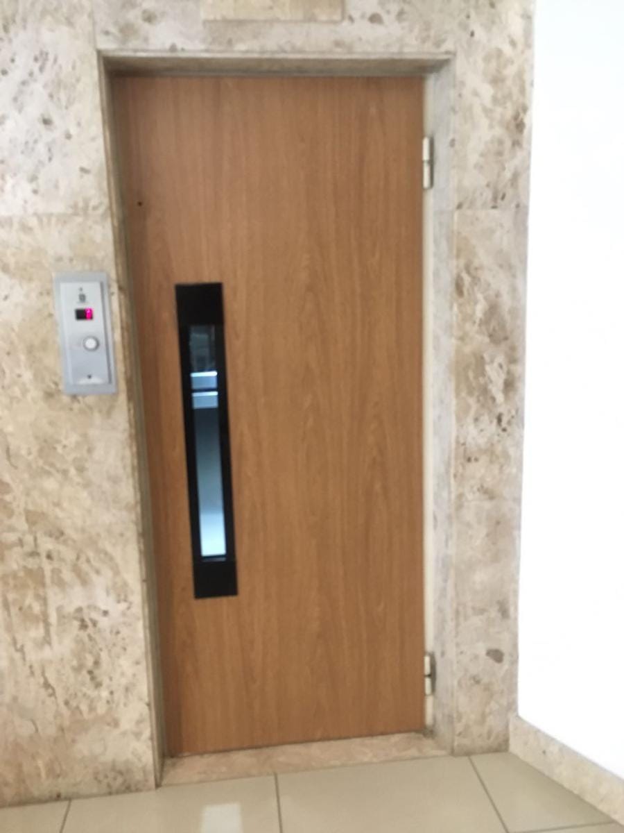 Porta de pavimento de elevador revestida em aço inox