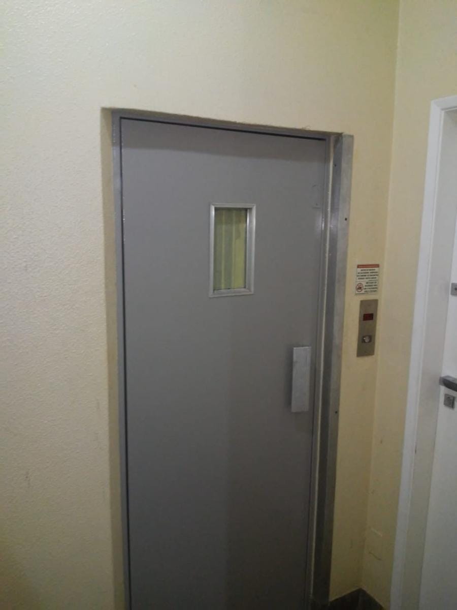 Pintura automotiva de porta e cabina de elevador