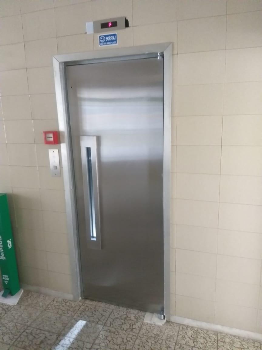 Porta de pavimento com pintura do marco e puxador em aço