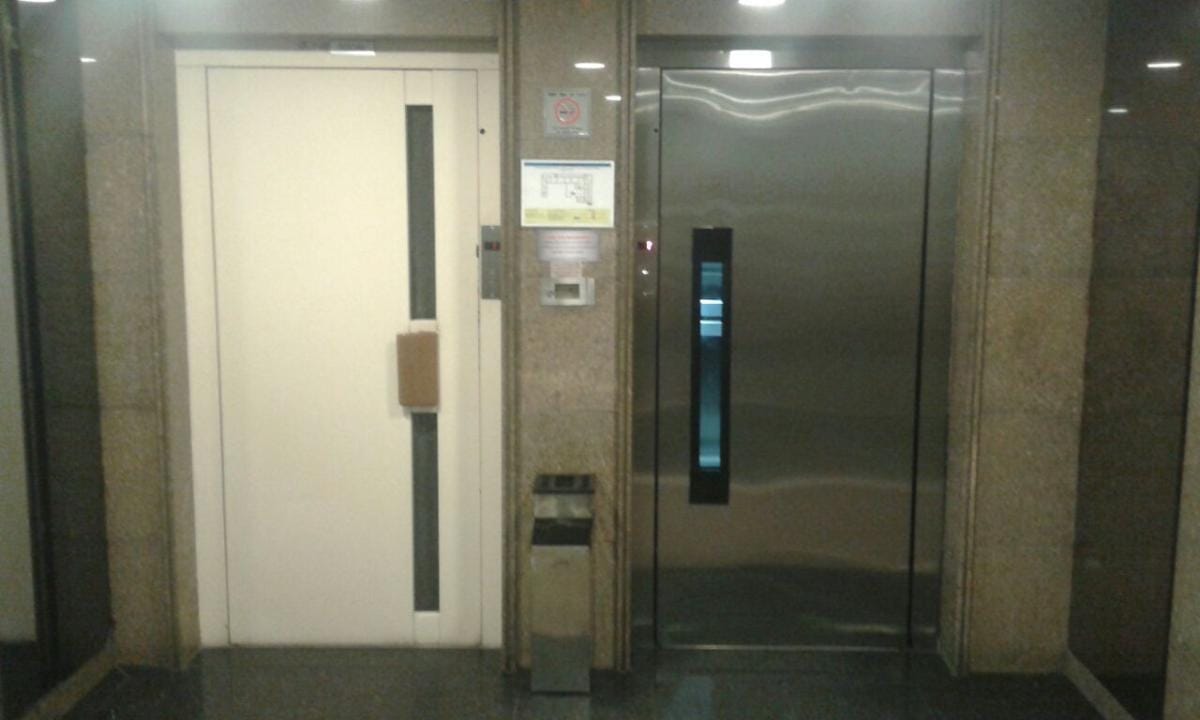 Porta de pavimento de elevador com puxador vertical executado pela Embelezart no Rio de Janeiro