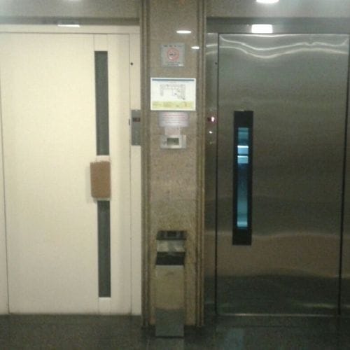 Portas de pavimento de elevador com puxador vertical em aço inox
