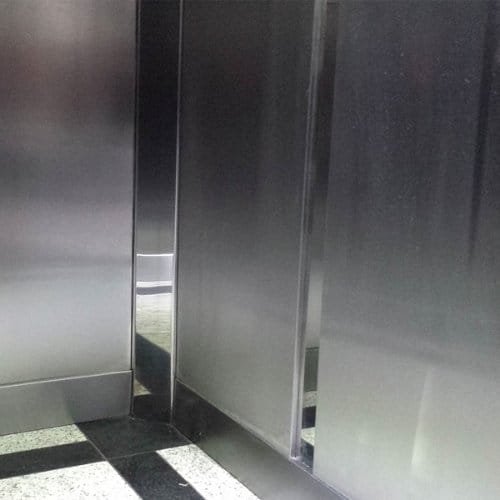 Reescovação de cabina de elevador em aço inox para remover arranhões