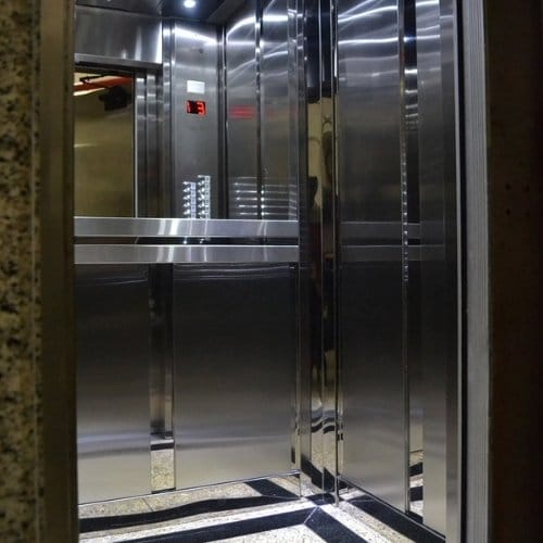 Revestimento completo de cabina de elevador em aço inox executado pela Embelezart no Rio de Janeiro