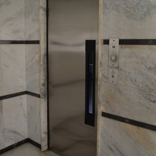 Revestimento de portas de elevador em aço inox com puxador