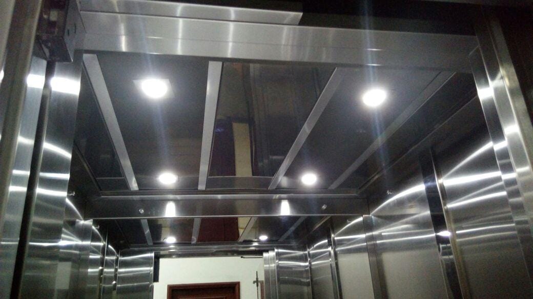 Subteto de elevador em inox escovado com difusor em acrílico