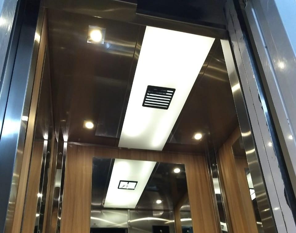 Subteto de elevador com iluminação em LED instalado pela Embelezart