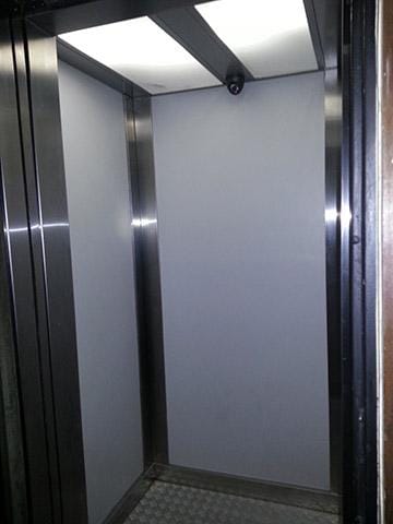 Subteto de elevador combinado com revestimento melamínico